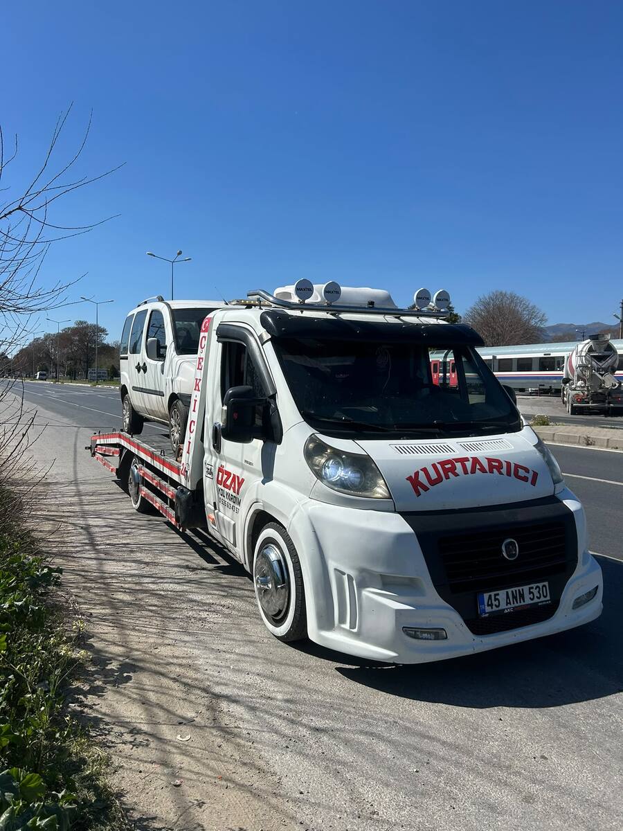 Hafif ticari araç taşıyan çekici